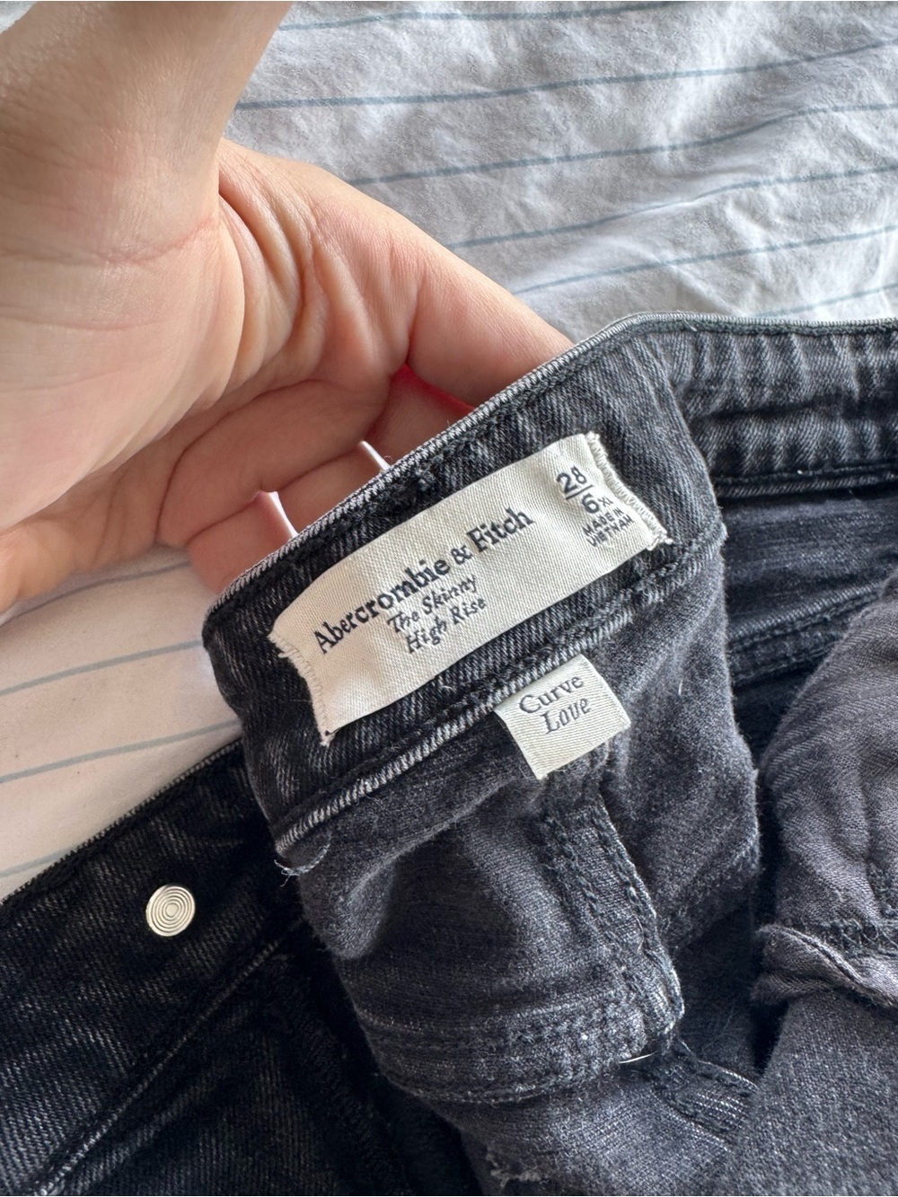 Abercrombie & Fitch Curve Love, The Skinny High-Rise. Size: 28 (Extra-Long) - Picture 2 of 5